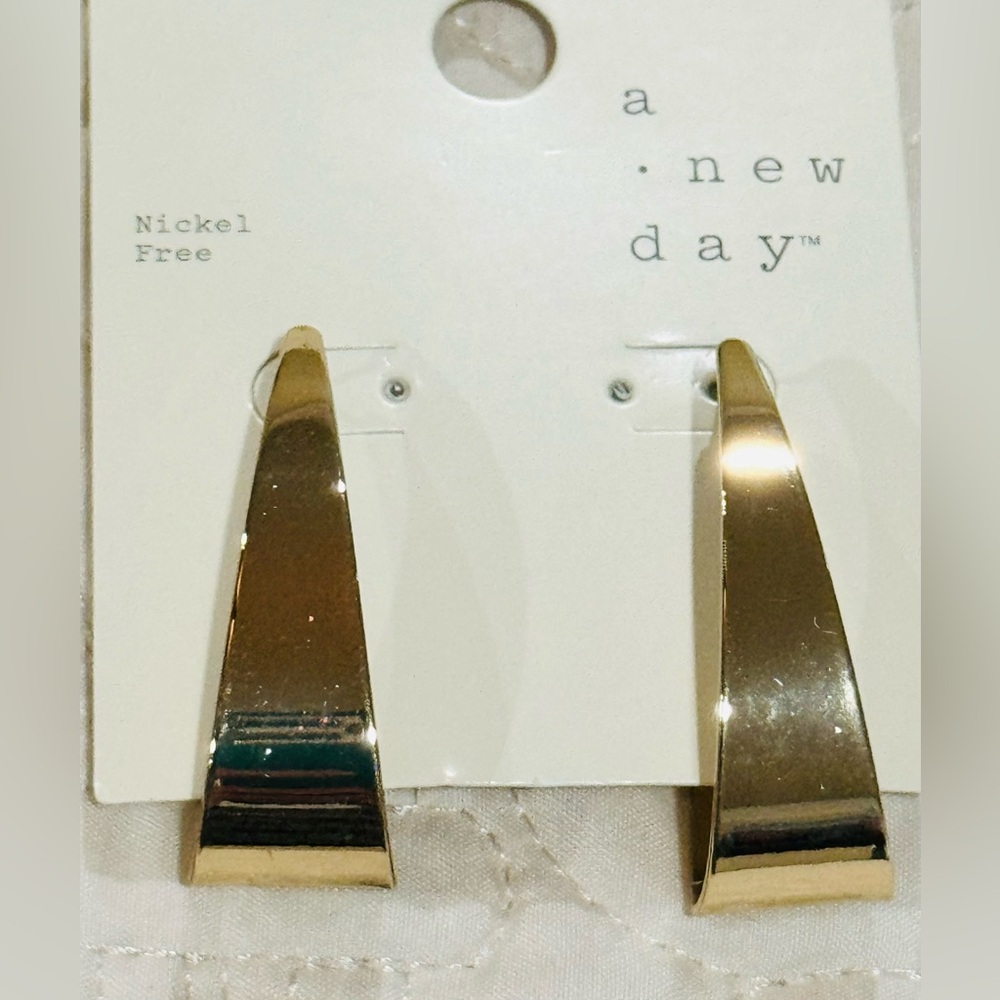 A New Day gold tone hoops NWT